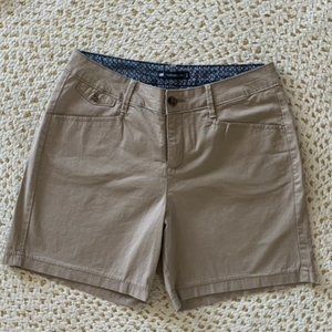 Lee Natural Fit 1889 Khaki Bermuda Shorts.